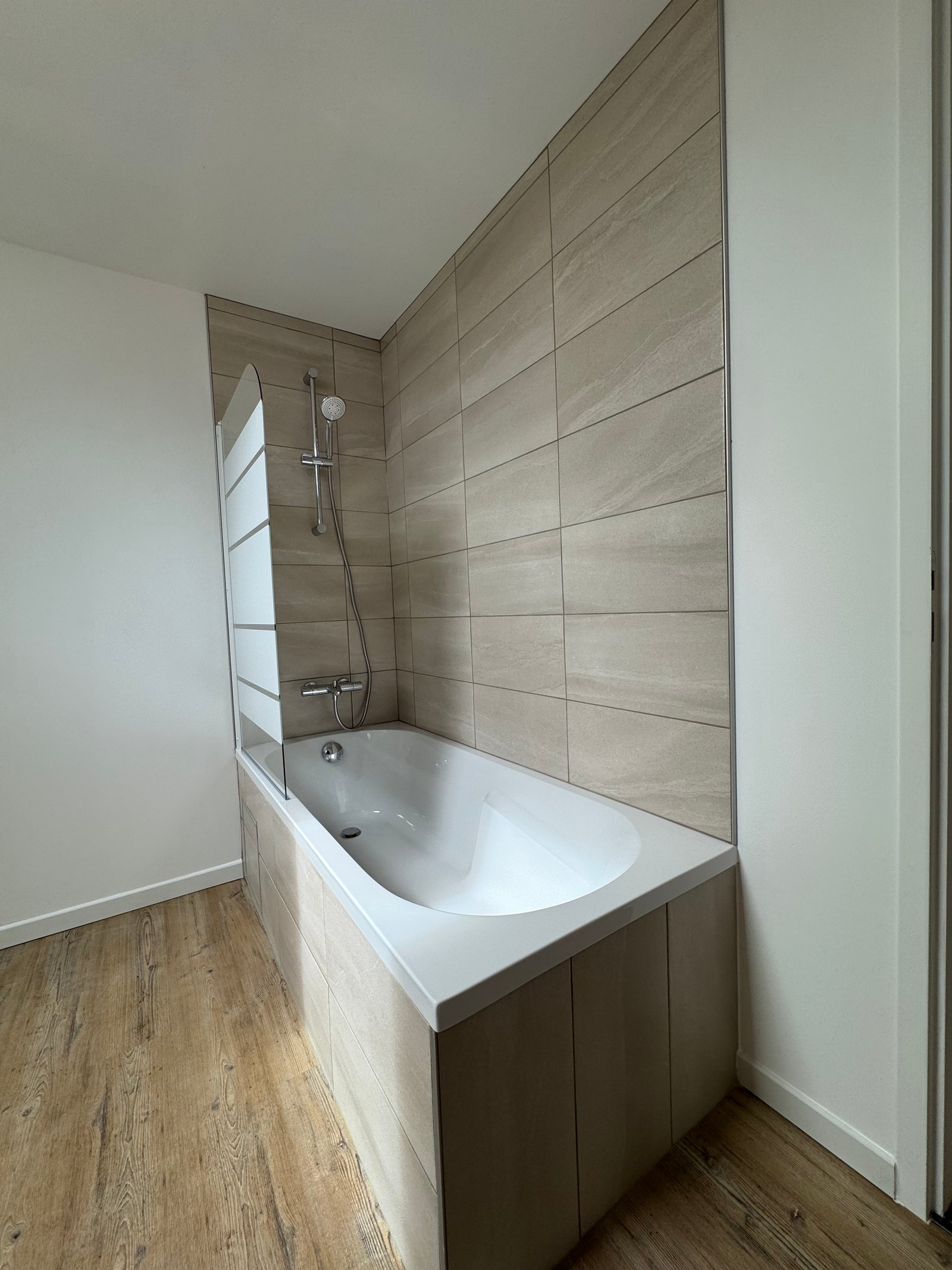 Baignoire d'angle — réalisation de Yannick Jennes, plombier en Creuse