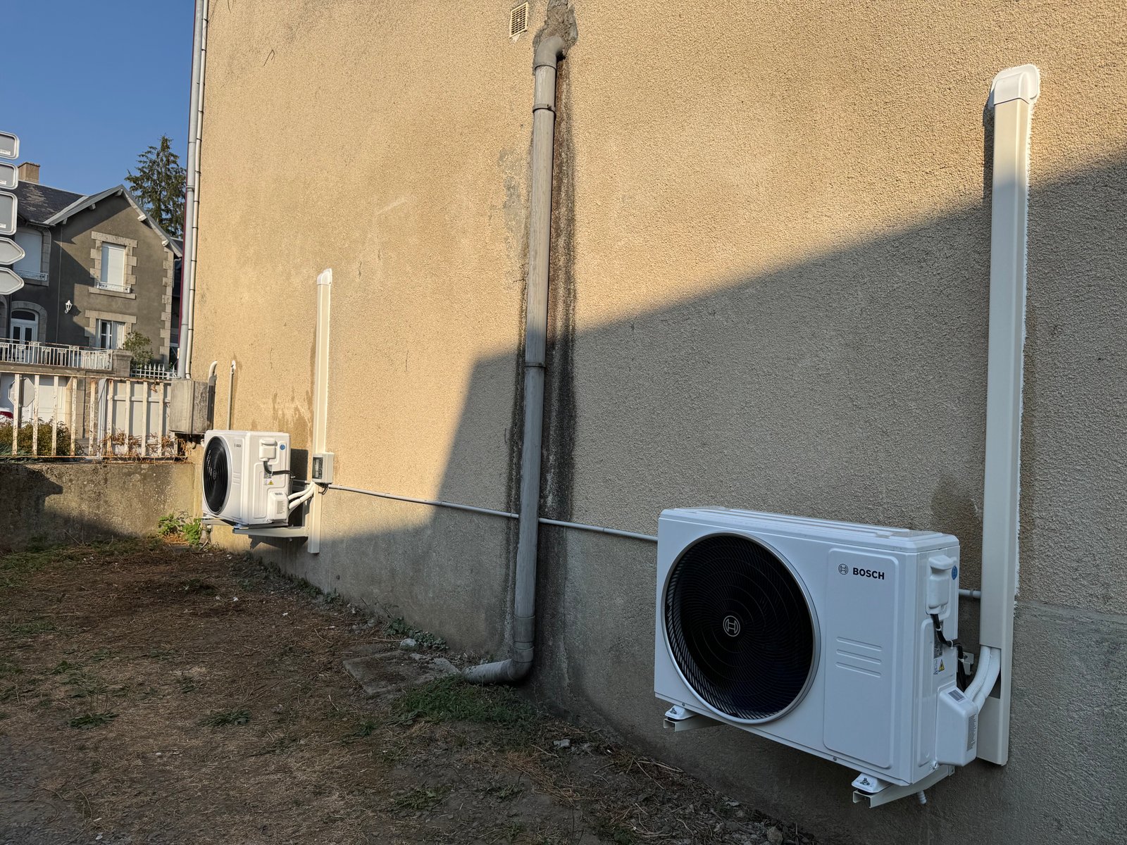Unité extérieure de climatisation — réalisation de Yannick Jennes, plombier en Creuse
