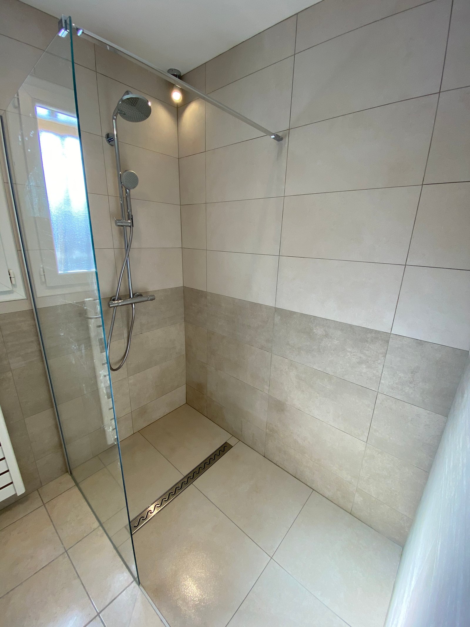 Douche à l'italienne, deux carrelages — réalisation de Yannick Jennes, plombier en Creuse