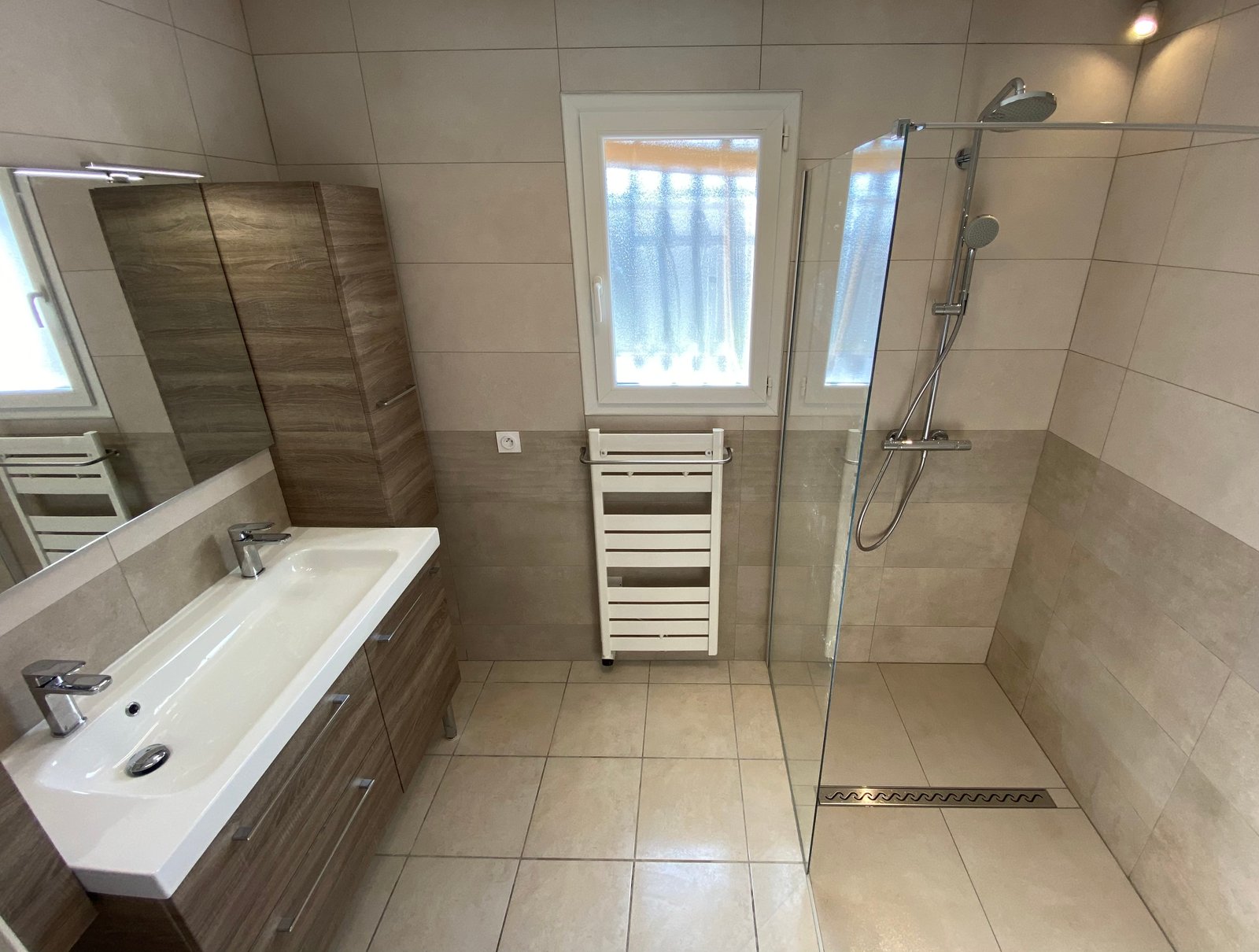 Douche de plain-pied — réalisation de Yannick Jennes, plombier en Creuse