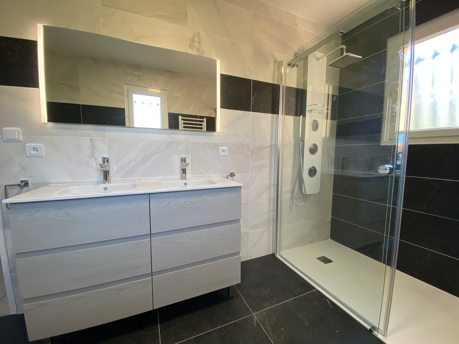 Douche et double vasque dans la même pièce — réalisation de Yannick Jennes, plombier en Creuse