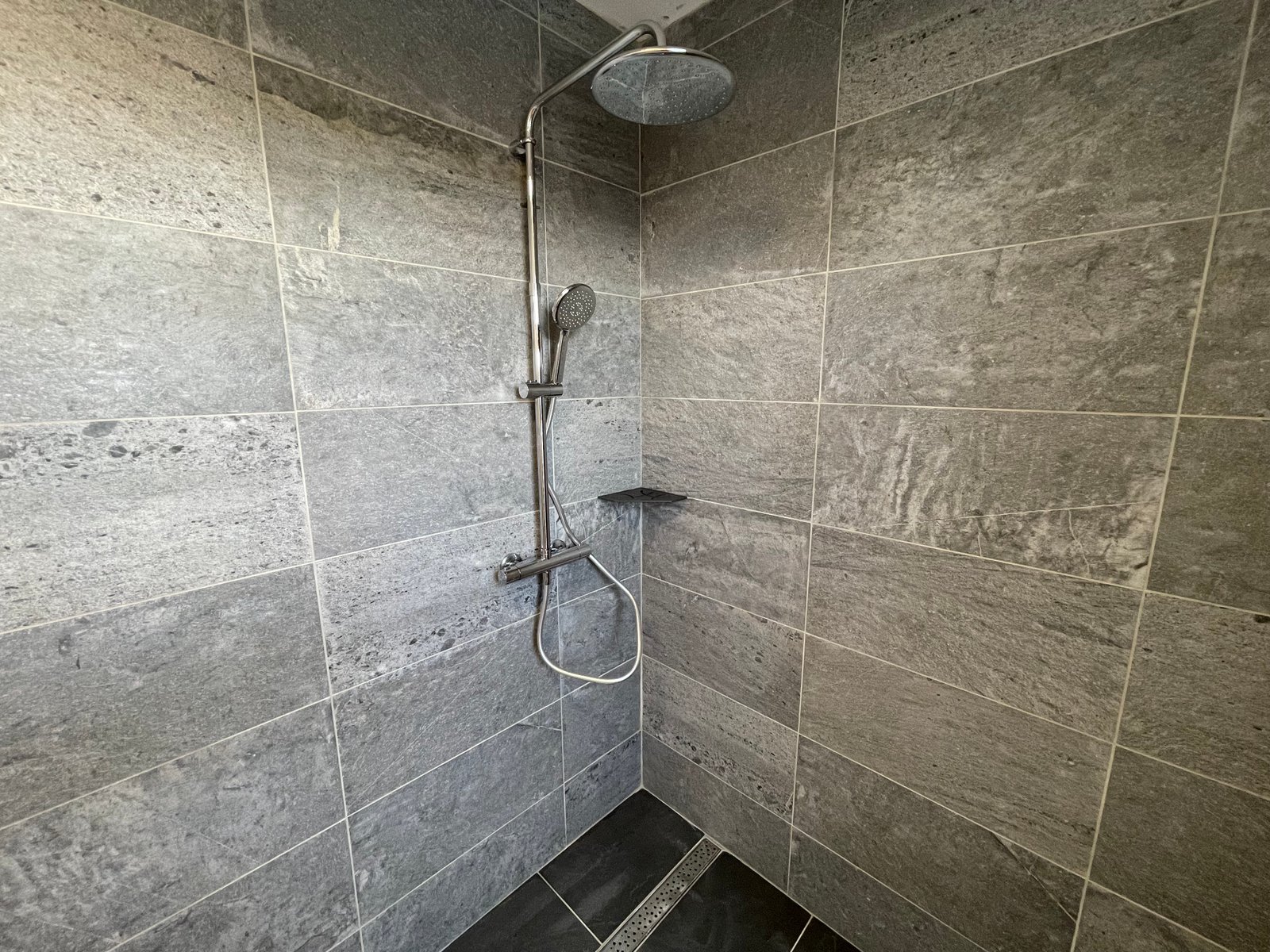 Grande douche accessible — réalisation de Yannick Jennes, plombier en Creuse