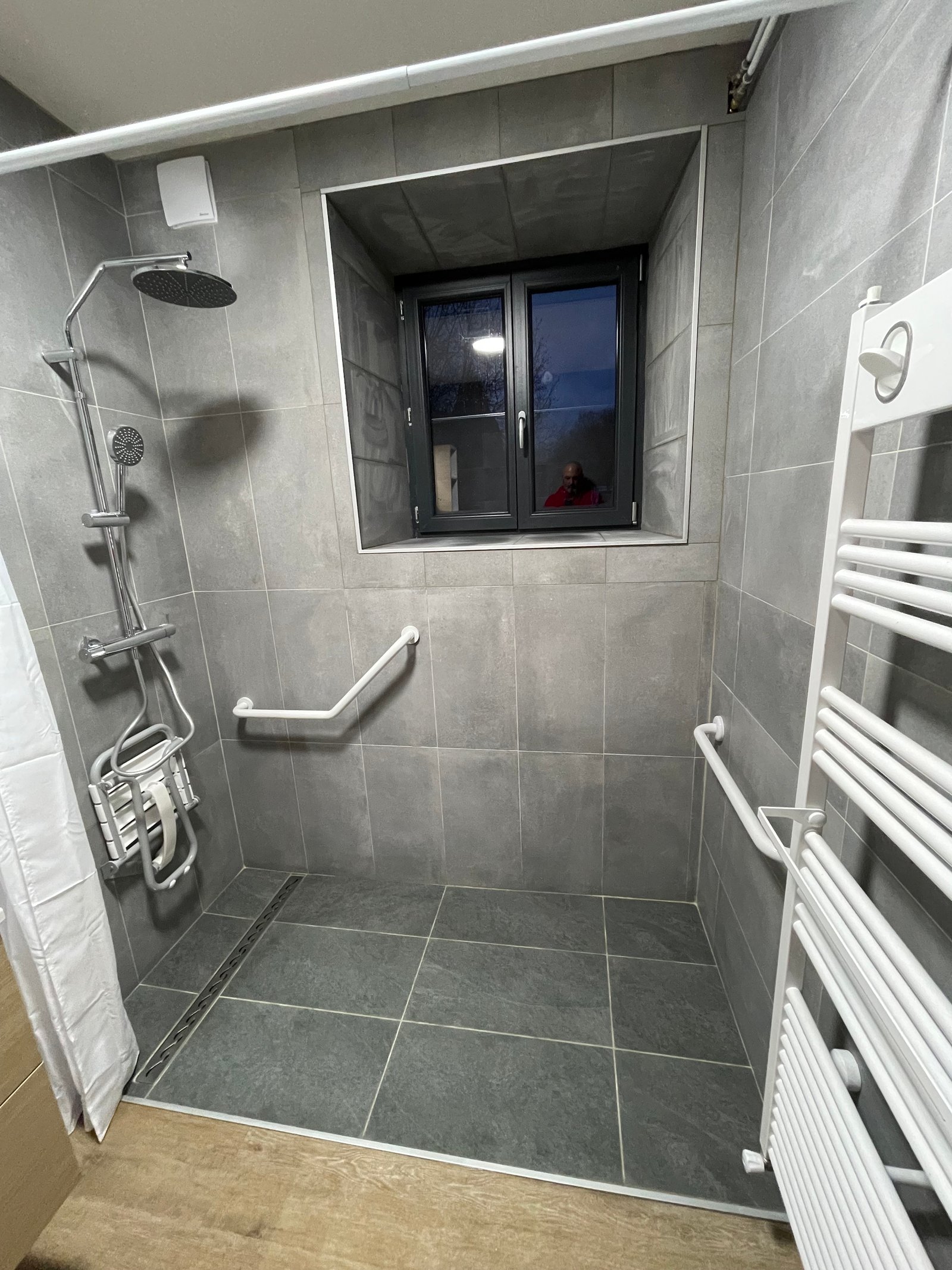 Douche sécurisée pour maintien à domicile — réalisation de Yannick Jennes, plombier en Creuse