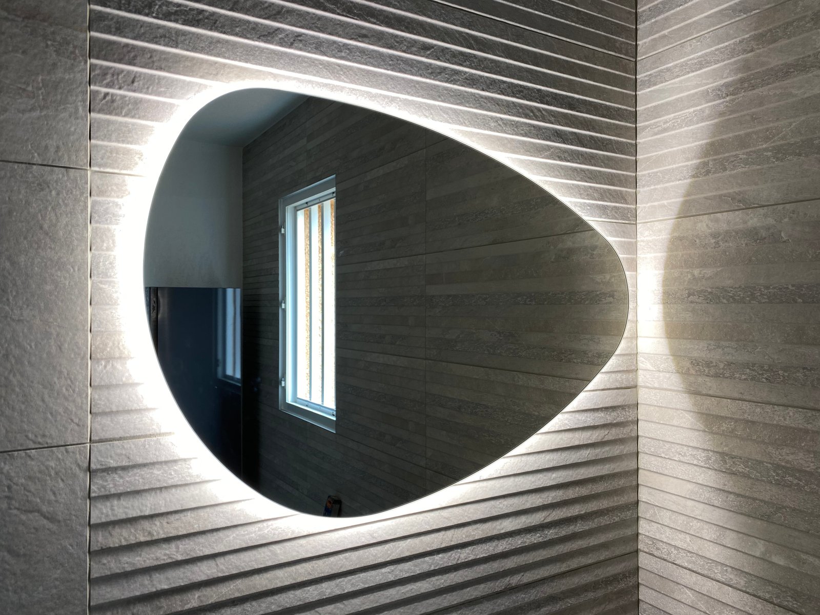 Miroir lumineux posé — réalisation de Yannick Jennes, plombier en Creuse