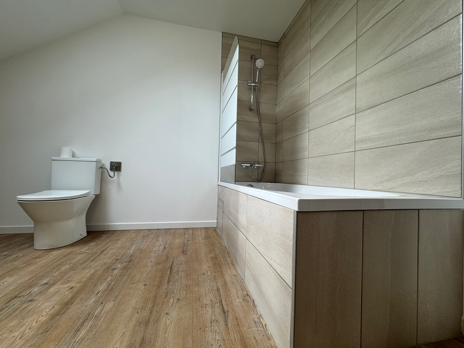 Salle de bains avec baignoire — réalisation de Yannick Jennes, plombier en Creuse