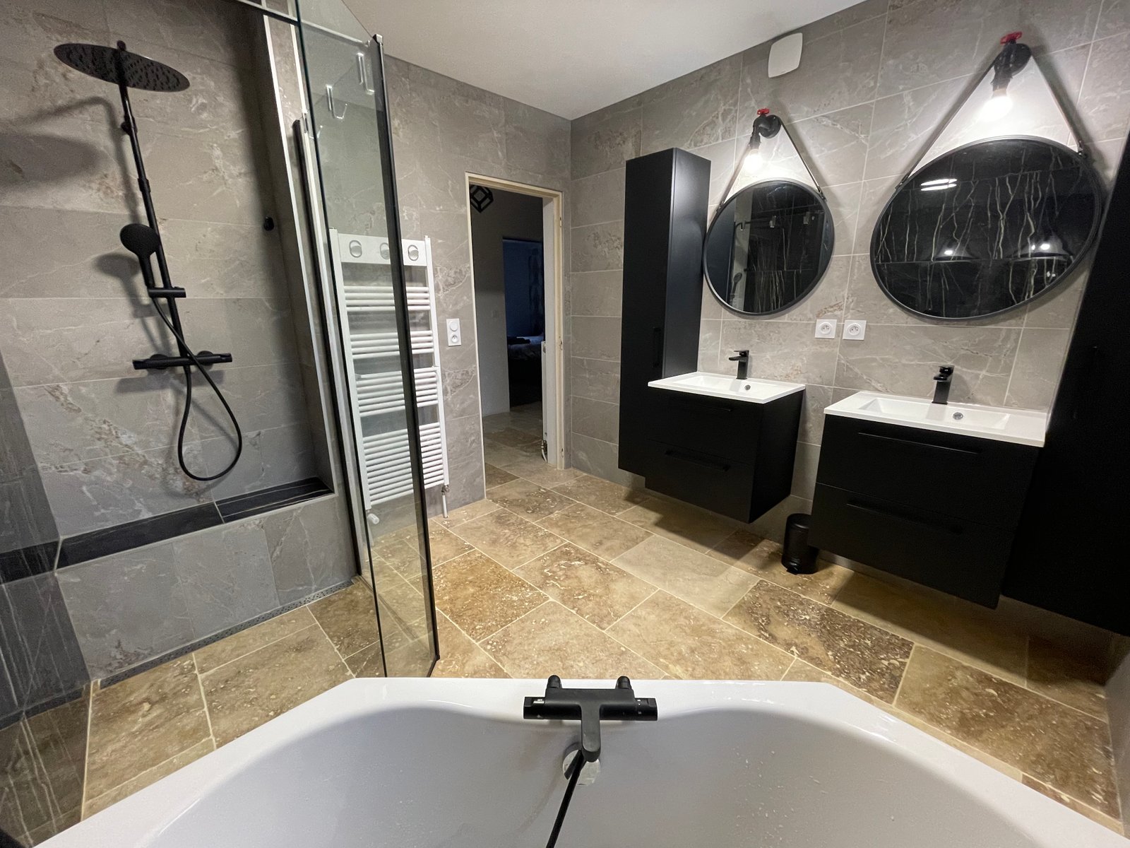 Salle de bains, meuble double vasque — réalisation de Yannick Jennes, plombier en Creuse