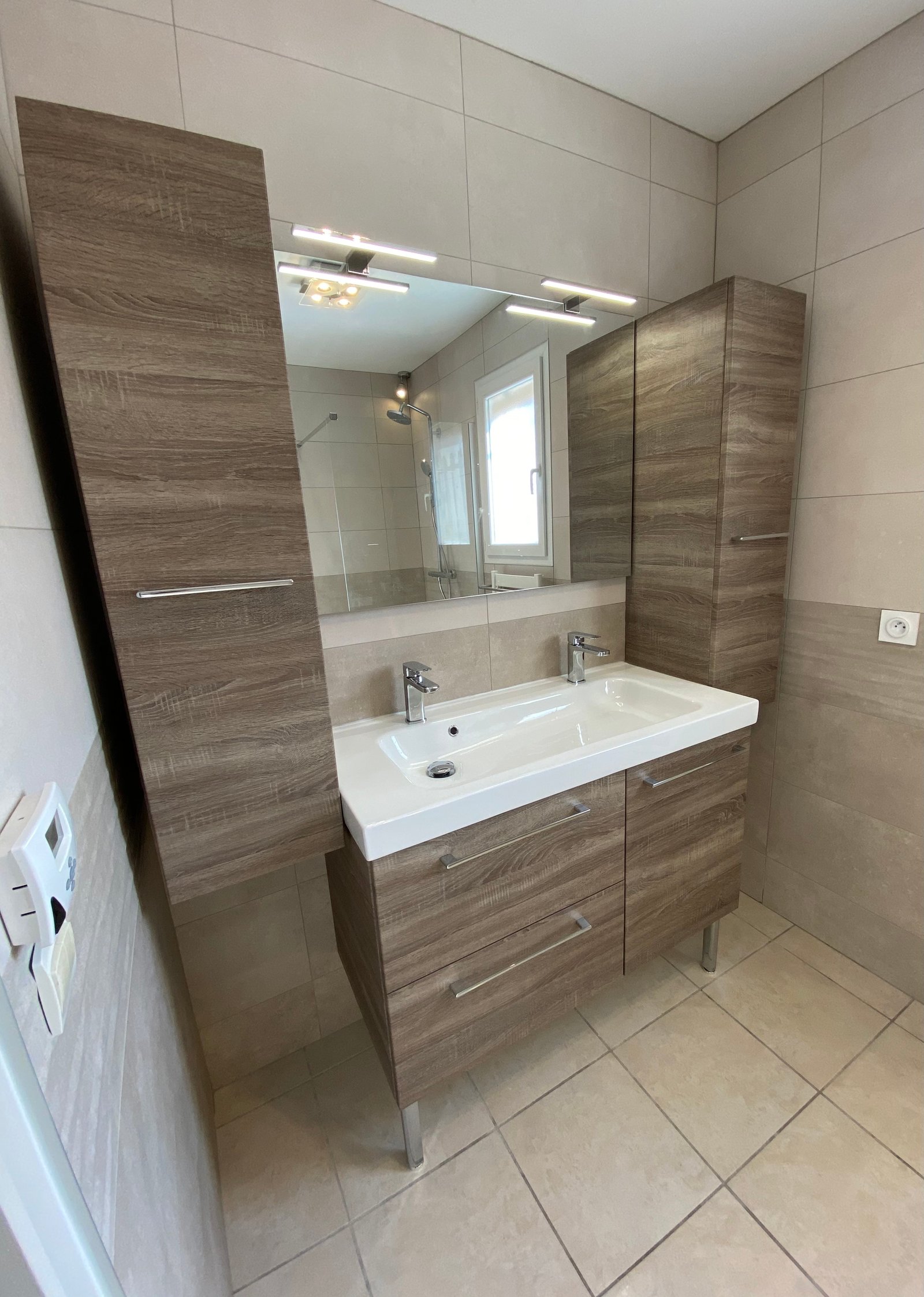 Petite salle de bains optimisée — réalisation de Yannick Jennes, plombier en Creuse